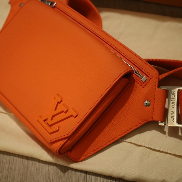 LOUIS VUITTON Takeoff Sling - Picture 6 of 7